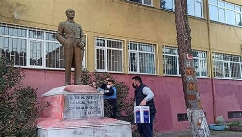 T­e­k­i­r­d­a­ğ­­d­a­ ­Ü­ç­ ­O­k­u­l­d­a­ ­A­t­a­t­ü­r­k­ ­B­ü­s­t­l­e­r­i­n­e­ ­S­a­l­d­ı­r­ı­
